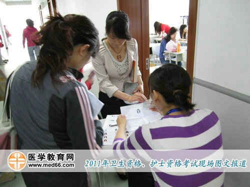 进入教室前，监考老师核对卫生资格、护士资格考试证件